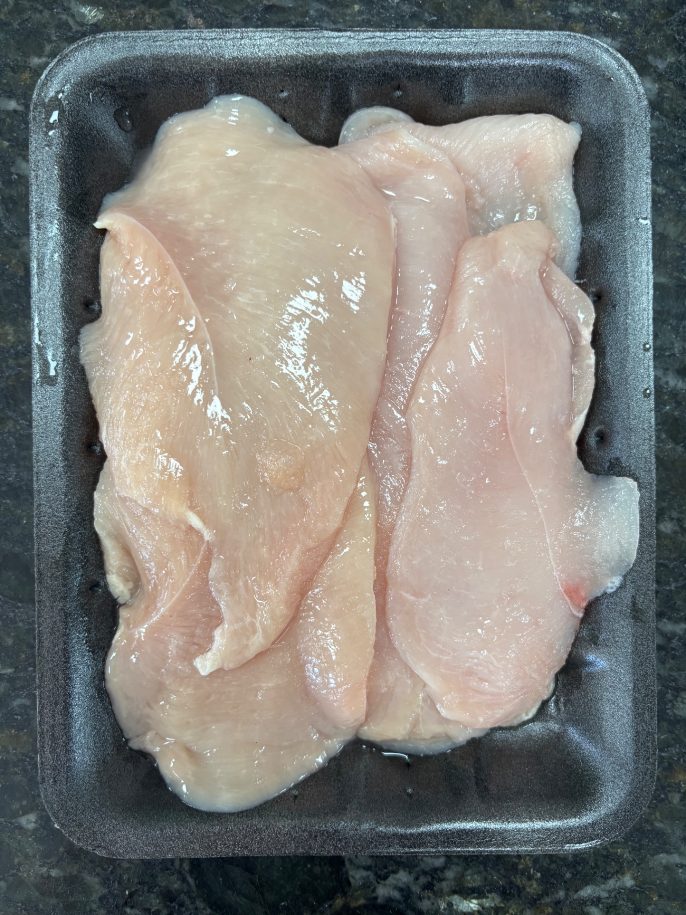 Filé de Peito de Frango fresquinho no açougue do Mercado Fazioni